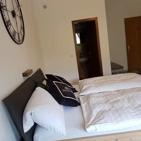 Hotelzimmer Im Alten Reihenhaus Auf Der Stadtmauer Bacharach Extérieur photo