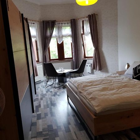 Hotelzimmer Im Alten Reihenhaus Auf Der Stadtmauer Bacharach Extérieur photo