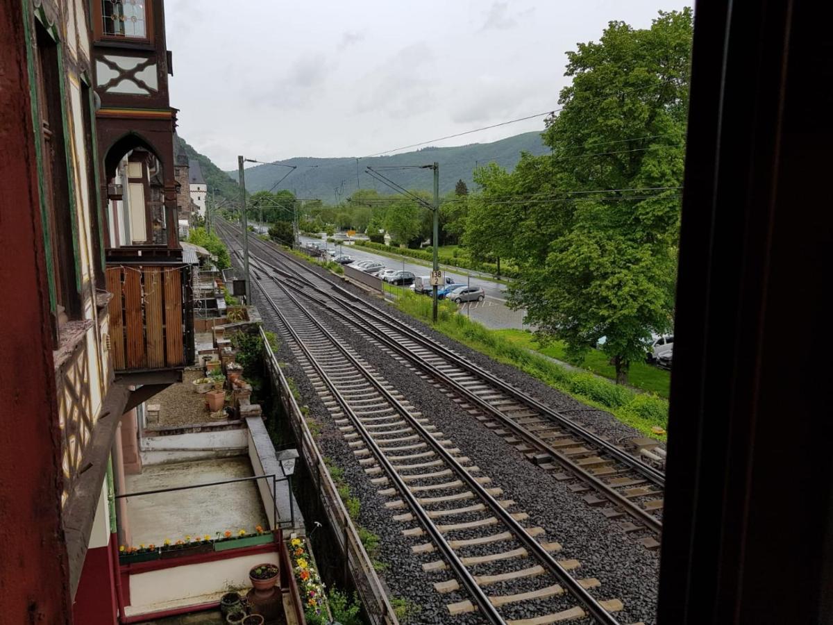 Hotelzimmer Im Alten Reihenhaus Auf Der Stadtmauer Bacharach Extérieur photo