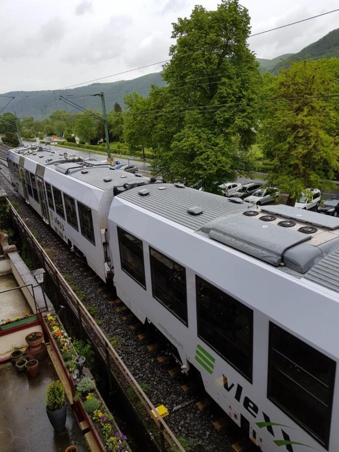 Hotelzimmer Im Alten Reihenhaus Auf Der Stadtmauer Bacharach Extérieur photo