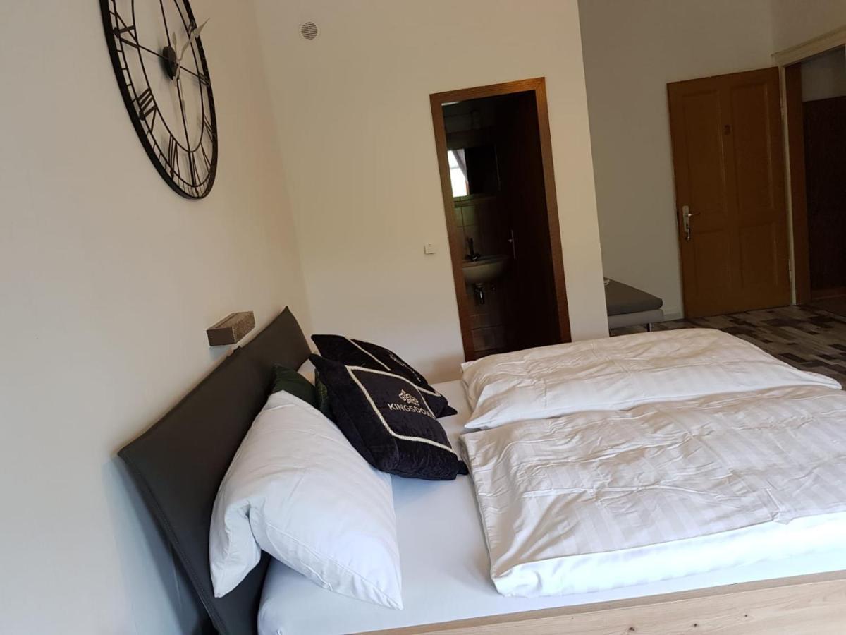 Hotelzimmer Im Alten Reihenhaus Auf Der Stadtmauer Bacharach Extérieur photo