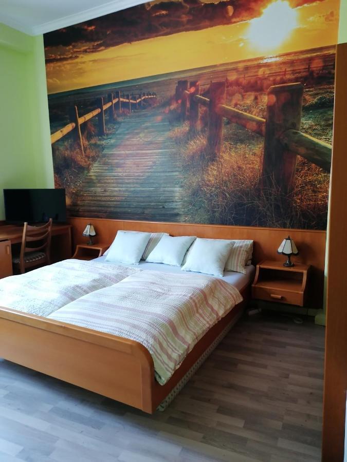 Hotelzimmer Im Alten Reihenhaus Auf Der Stadtmauer Bacharach Extérieur photo